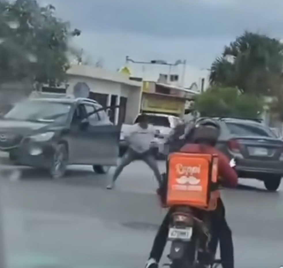 (Video) ¡Máre! El "Chamaco" Ortiz da clases de boxeo en las calles de Mérida